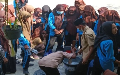 Siswa Siswi MTsN 3 Aceh Timur Antusias Membuat Sabun Cuci Piring dalam Kegiatan P5P2RA