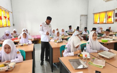 Program Makan Bergizi Gratis (MBG) Perdana di MTsN 3 Aceh Timur